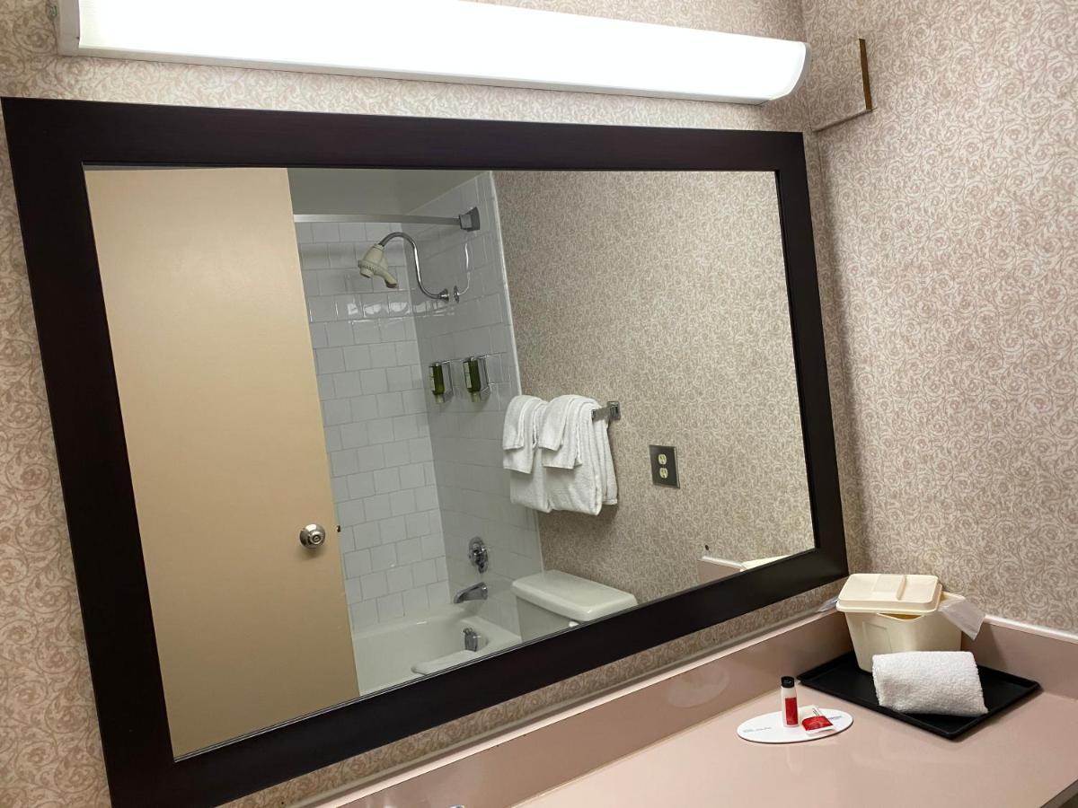 Ramada By Wyndham Belleville Harbourview Conference Center Eksteriør bilde