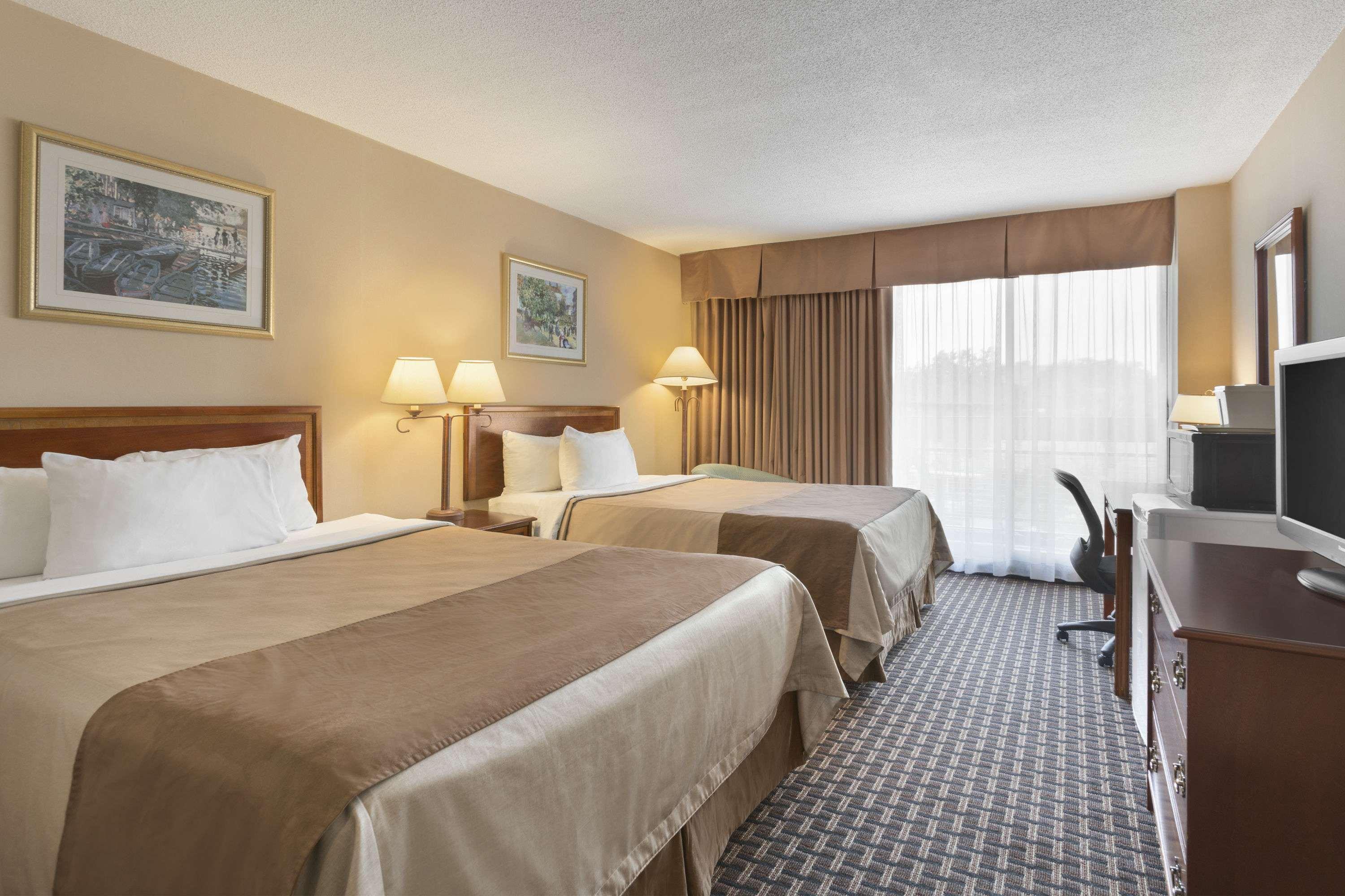 Ramada By Wyndham Belleville Harbourview Conference Center Eksteriør bilde