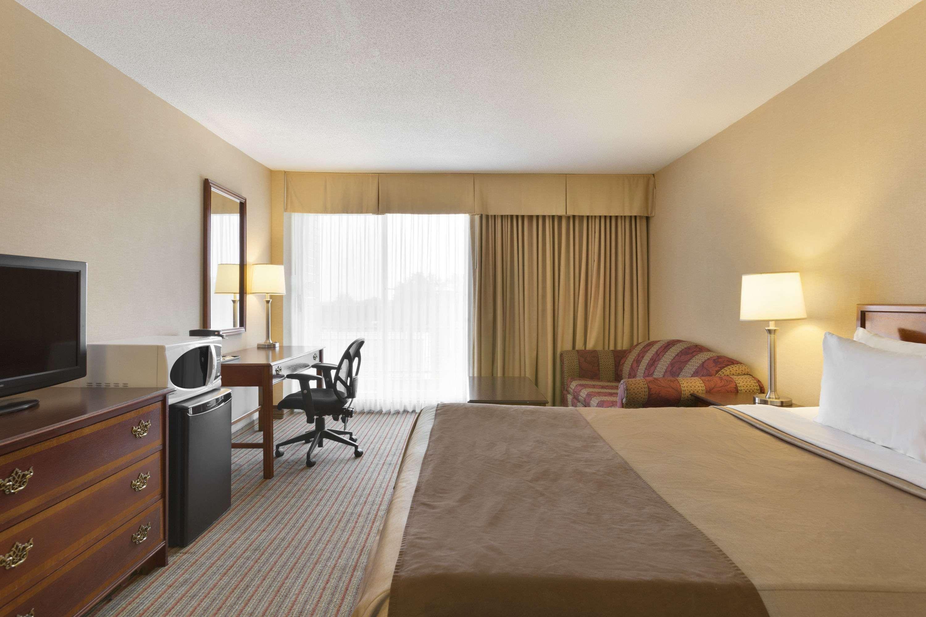Ramada By Wyndham Belleville Harbourview Conference Center Eksteriør bilde