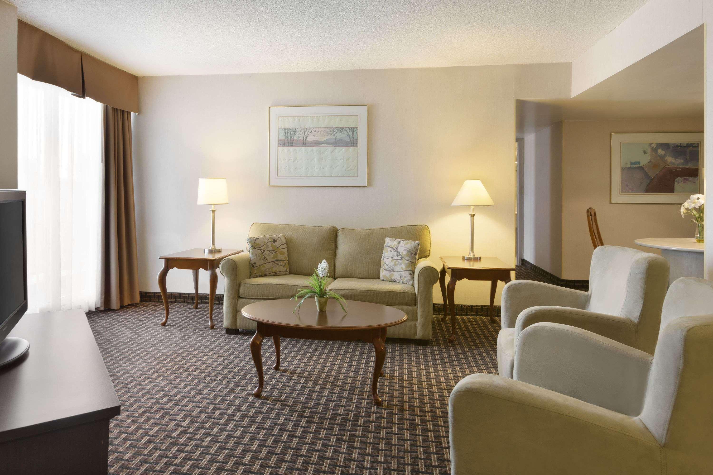 Ramada By Wyndham Belleville Harbourview Conference Center Eksteriør bilde