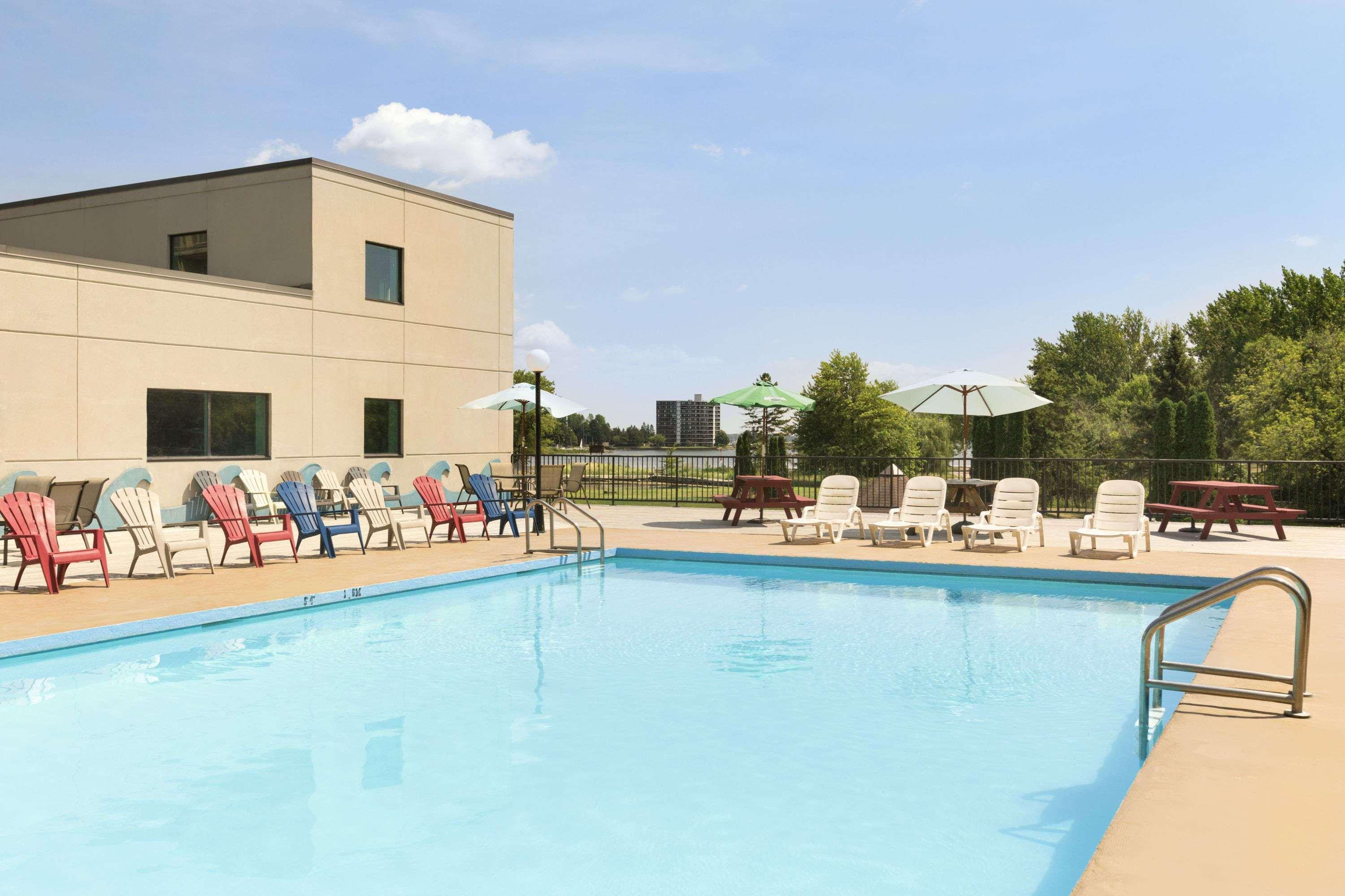 Ramada By Wyndham Belleville Harbourview Conference Center Eksteriør bilde