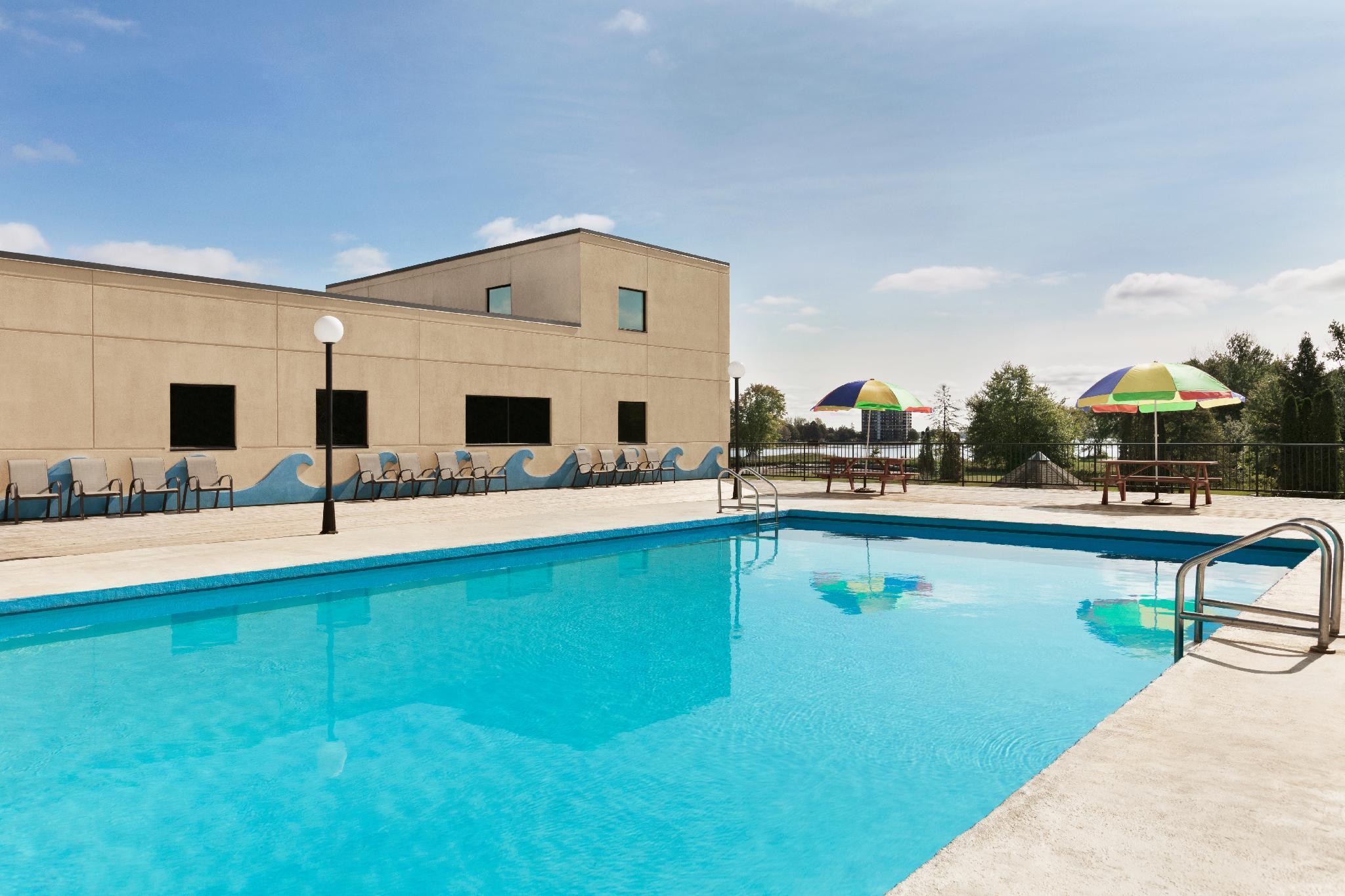 Ramada By Wyndham Belleville Harbourview Conference Center Eksteriør bilde