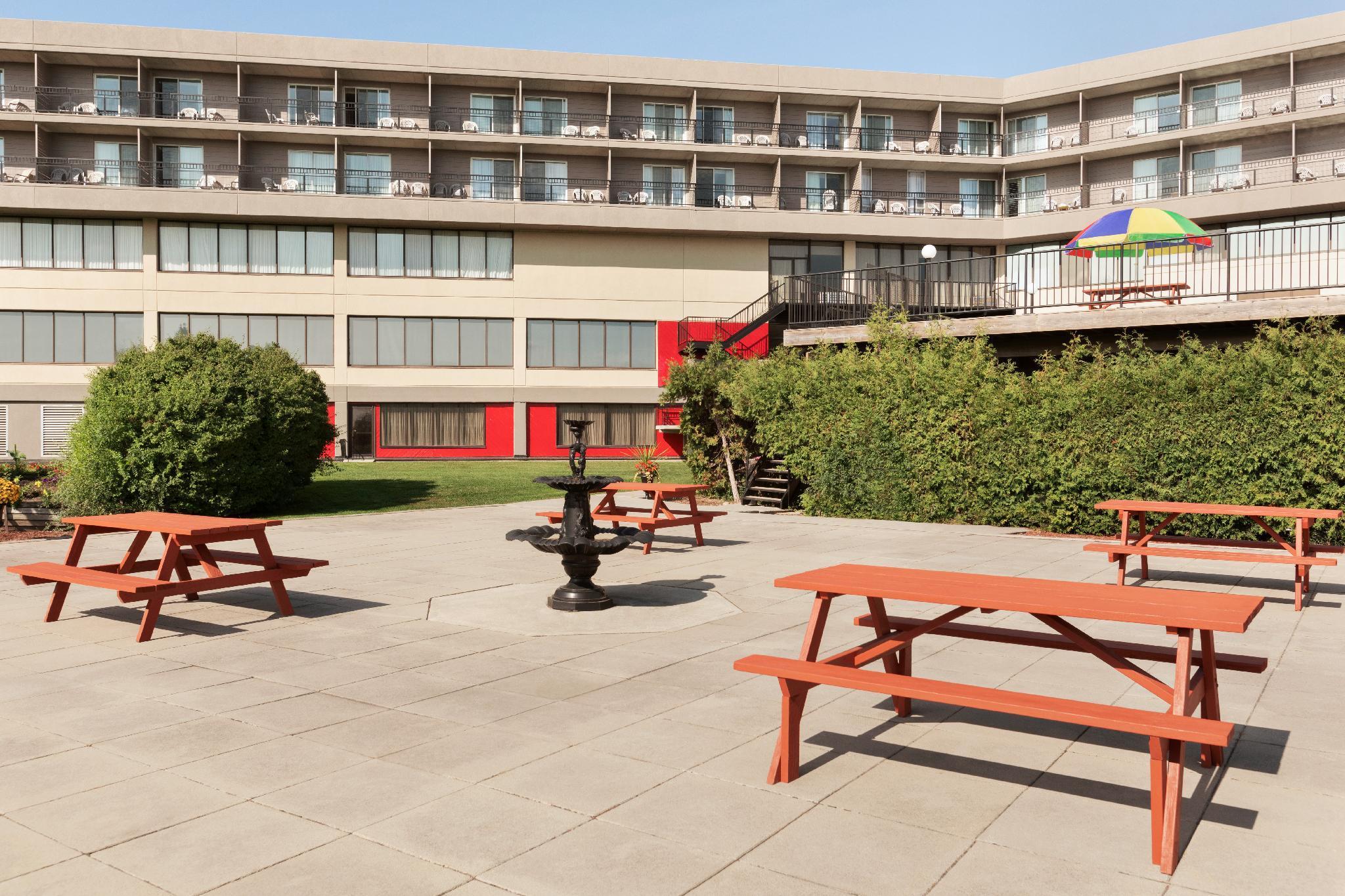 Ramada By Wyndham Belleville Harbourview Conference Center Eksteriør bilde