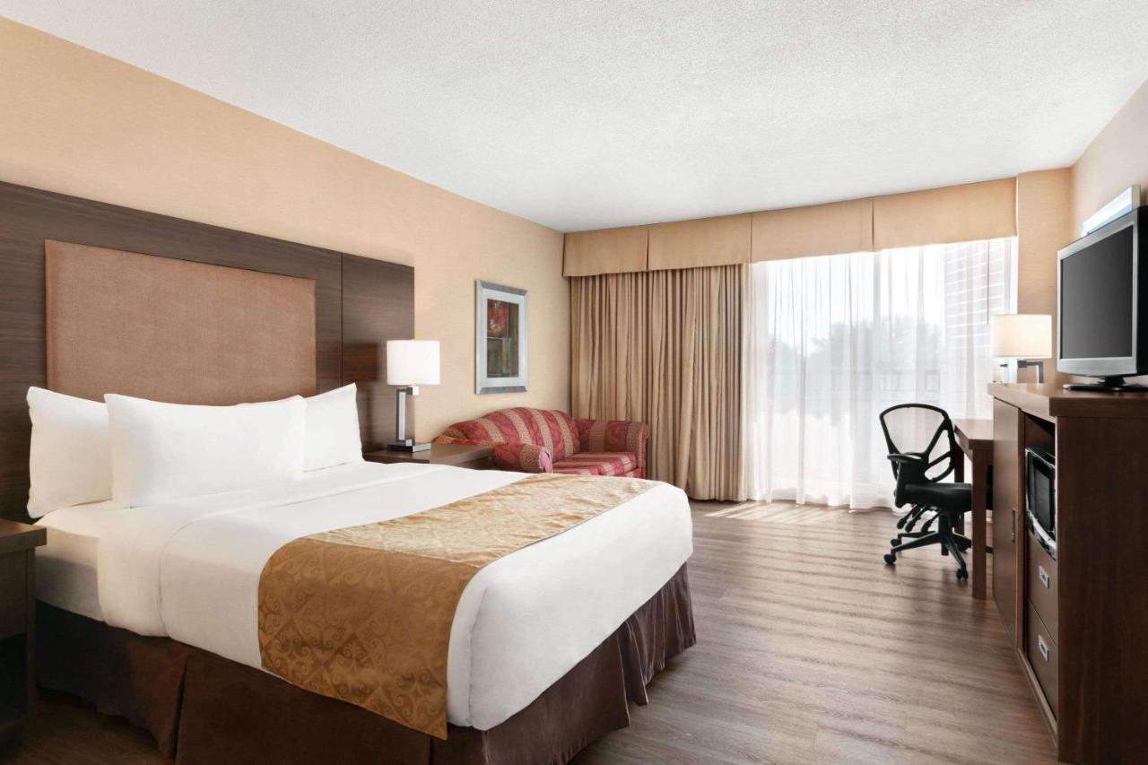 Ramada By Wyndham Belleville Harbourview Conference Center Eksteriør bilde