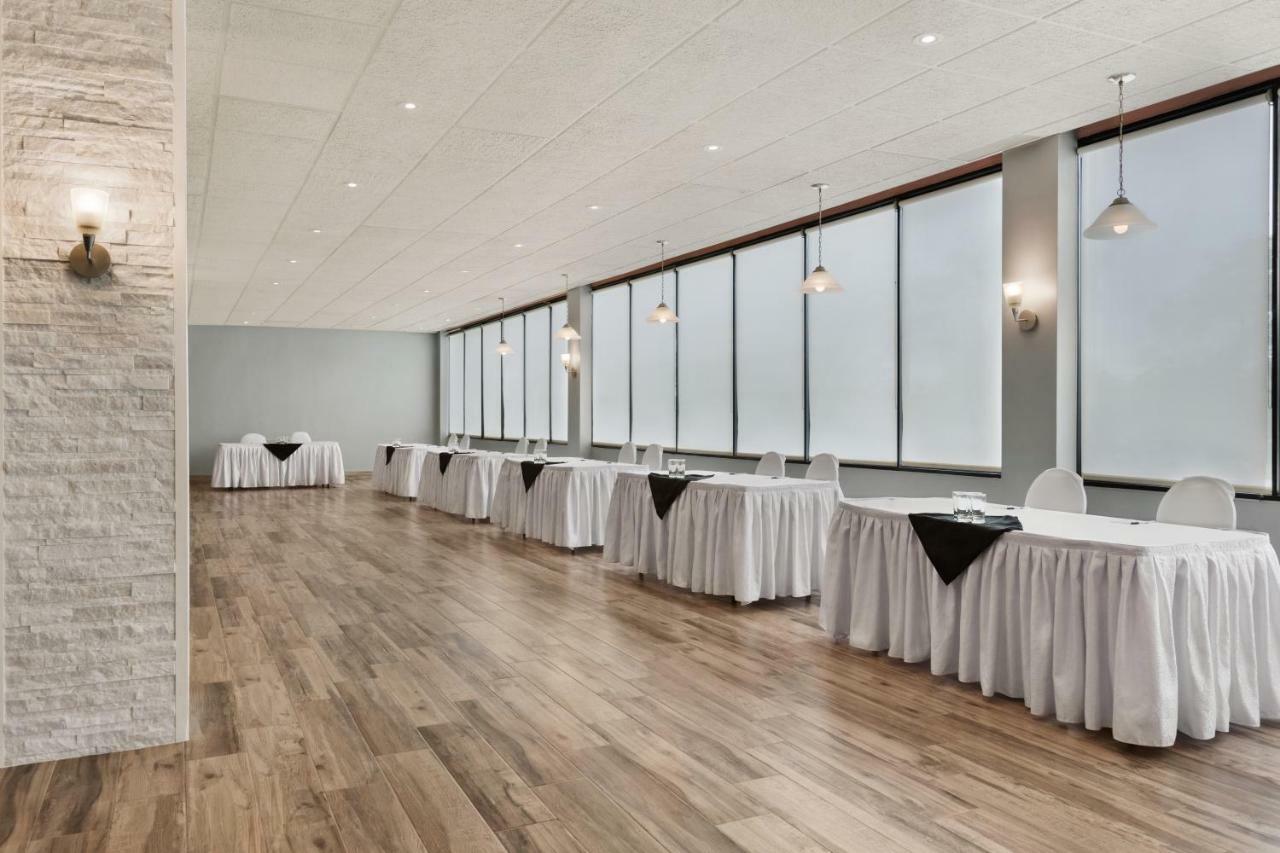 Ramada By Wyndham Belleville Harbourview Conference Center Eksteriør bilde